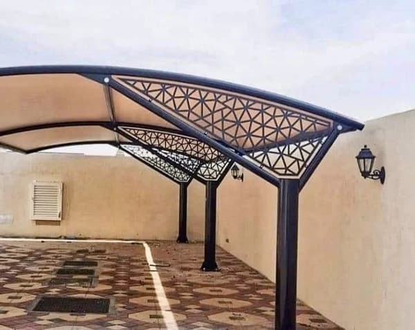 مظلة بألواح معدنية مفرغة بتصميم هندسي