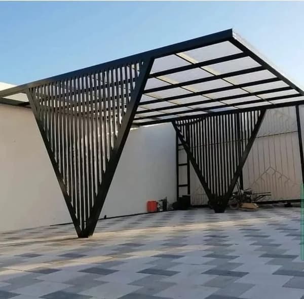 مظلة معدنية بتصميم مثلثات هندسية وسقف بولي كربونيت